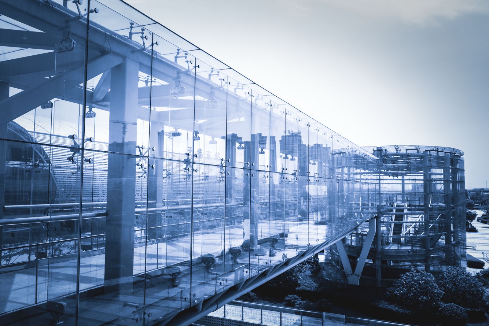 Architettura contemporanea in vetro e acciaio, espressione dell’ingegneria civile